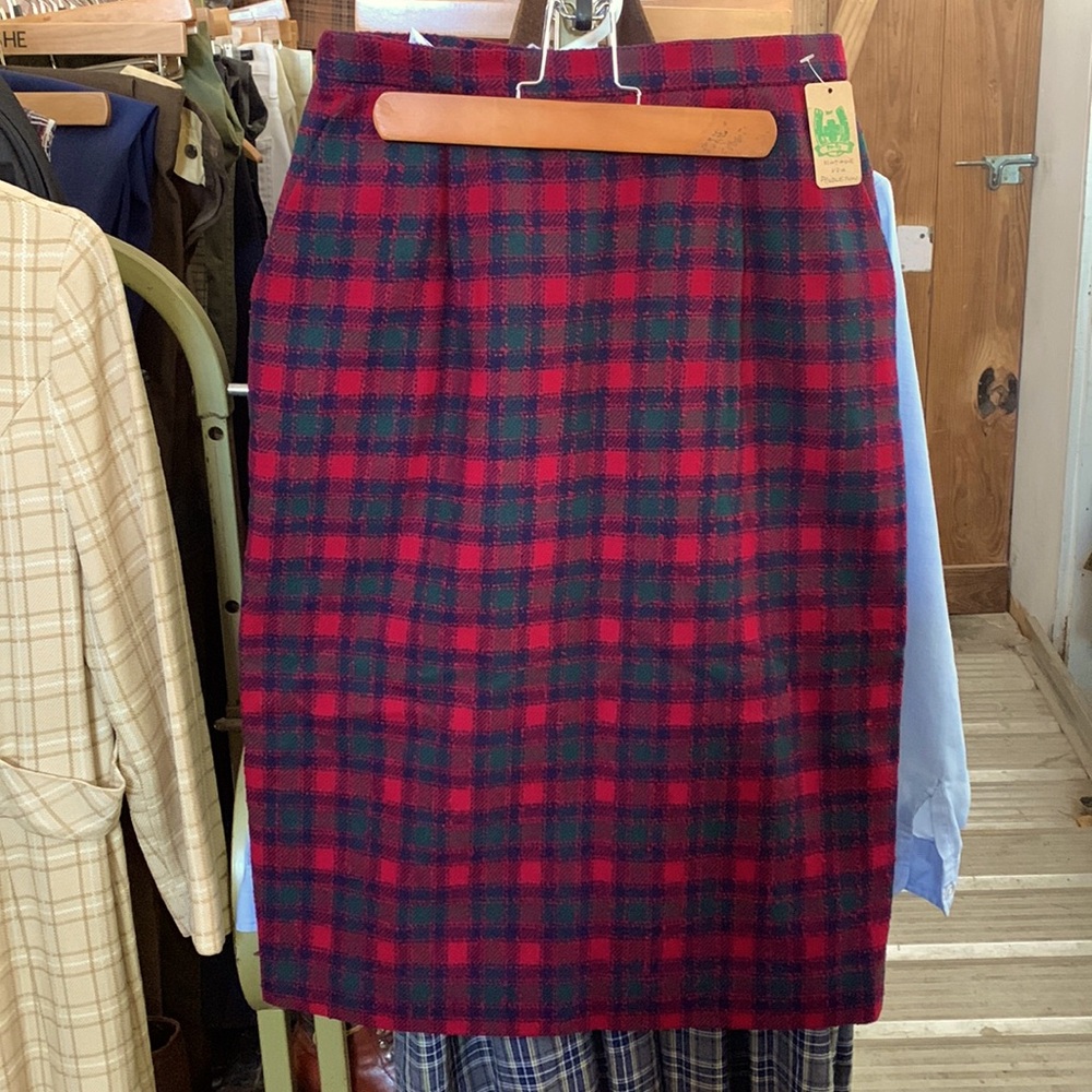 Vintage Pendleton Plaid Skirt VG w/light wear commensurate w age. Lined, pockets
